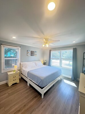 2 bedrooms, desk, iron/ironing board, travel cot - Coastal Breeze- Dwntwn OKI -Beach Walk- stores -restaurants -bars -ice cream (Oak Island)