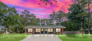 Exterior - Coastal Breeze- Dwntwn OKI -Beach Walk- stores -restaurants -bars -ice cream (Oak Island)