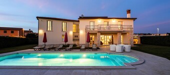 Villa Bincila Exclusive for 12 persons, pool, 6 bedrooms, pets allowed, garage