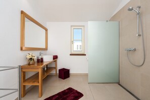 Dusche, Haartrockner, Handtücher, Toilettenpapier