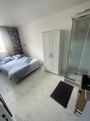 4 多间卧室、熨斗/熨衣板、免费 WiFi、床单