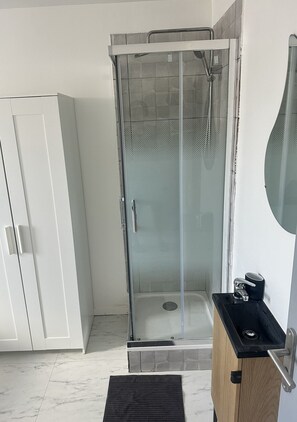 Secadora de cabello, toallas, jabón, papel de baño