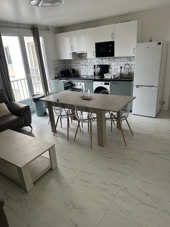 冰箱、微波炉、烤箱、炉灶