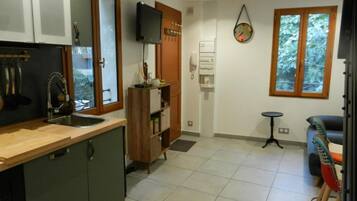 Réfrigérateur, micro-ondes, four, plaque de cuisson