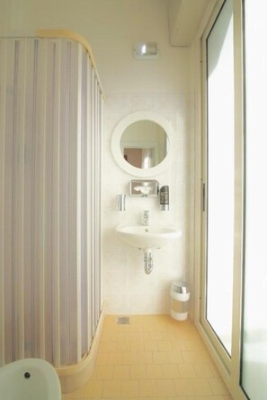 Shower, rainfall showerhead, hair dryer, bidet - Hotel Soave Miriam (Rimini)