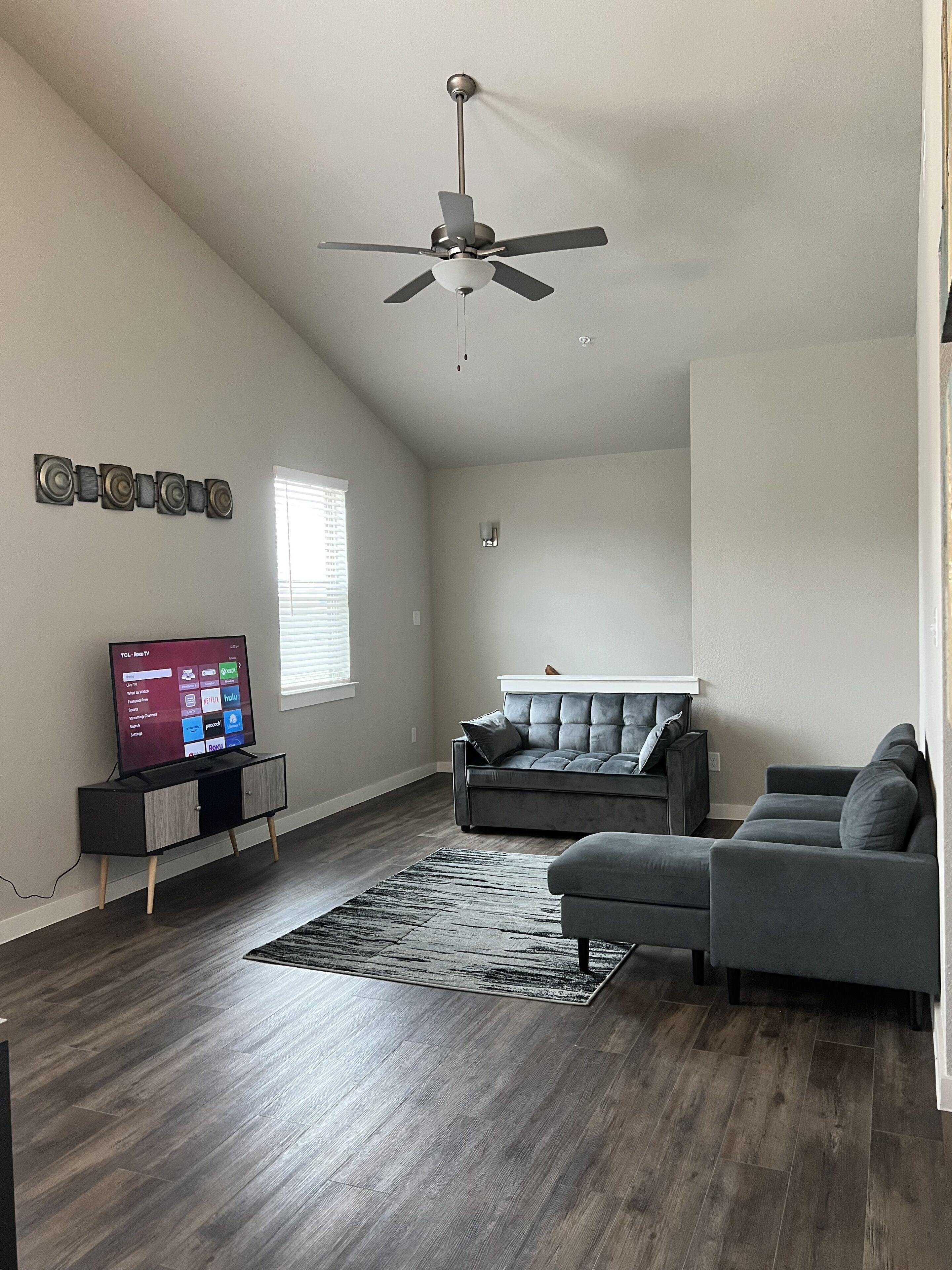 Lovely 2 bedroom apartment with private bathrooms that can sleep six people 