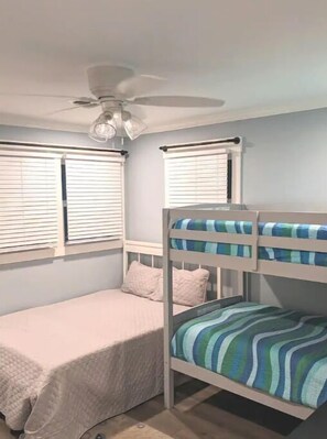 4 Schlafzimmer, Schreibtisch, Bügeleisen/Bügelbrett, Reisekinderbett