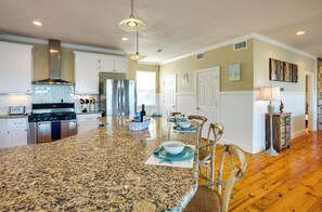 Een microgolfoven, een oven, een kookplaat, een vaatwasser