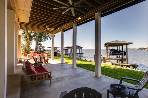 Spacious Lake Livingston Home w/ Decks & Fire Pit!