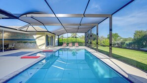 Una piscina interior con vistas despejadas del paisaje circundante, que incluye una zona verde y árboles.