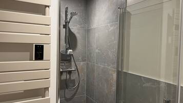 Douche, sèche-cheveux, serviettes fournies, savon