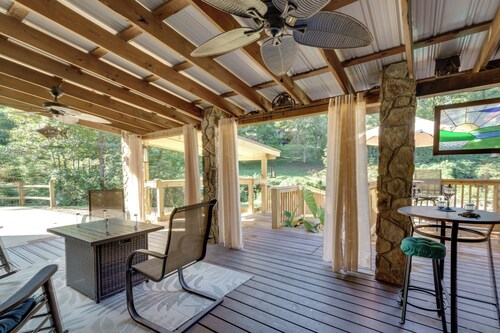 Cozy, Pet-friendly Retreat in Hickory w/ Fire Pit!