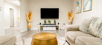 Luxury Modern Home - Family Friendly Close to Boston and Gillete Stadium!