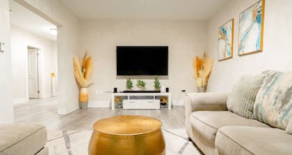 Luxury Modern Home - Family Friendly Close to Boston and Gillete Stadium!