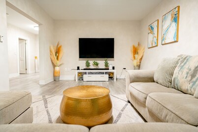 Luxury Modern Home - Family Friendly Close to Boston and Gillete Stadium!