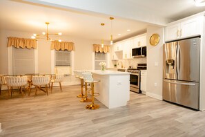 Fridge, microwave, oven, stovetop - Luxury Modern Home - Family Friendly Close to Boston and Gillete Stadium! (Dedham)