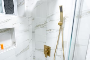 Secador de pelo, toallas, jabón, papel higiénico