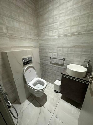 Een haardroger, handdoeken, zeep, toiletpapier
