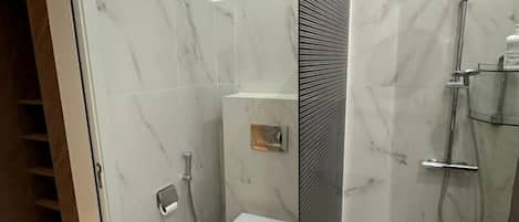 ヘアドライヤー、タオル、石鹸、トイレットペーパー
