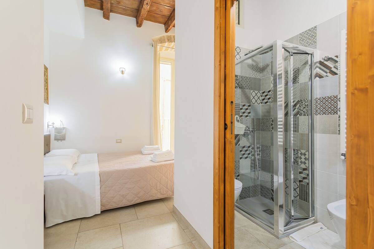 Habitación Confort doble | Ropa de cama de alta calidad, wifi gratis, ropa de cama