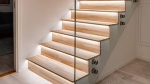 A modern staircase with wooden steps and glass railings. - Entire 2Bedroom villa plus jacuzzi 10 min to växjö (Alvesta)