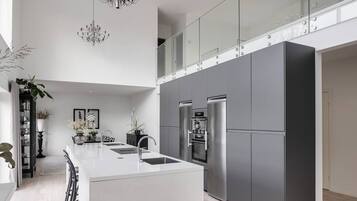 Kylskåp, mikrovågsugn, ugn och spishäll