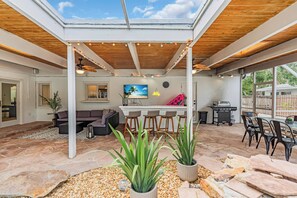 Outdoor dining - Family friendly Siesta Key home with heated pool. 5 minutes drive to beach.  (Siesta Key)