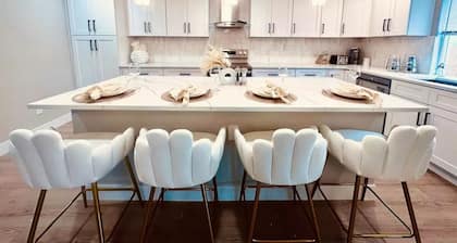 Stunning European Hideaway💝GameRoom✨Free Wine, NetFlix & Fast Wifi 💝