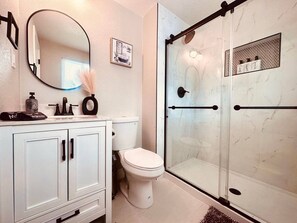 Douche, sèche-cheveux, serviettes fournies, savon
