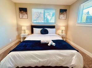 6 habitaciones, escritorio y tabla de planchar con plancha