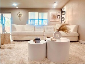 Smart TV, chimenea, videojuegos, futbolito