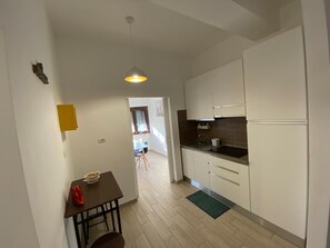 Zefiro | Private kitchen | Full-sized fridge, microwave, electric kettle, griddle - le casette di Frà Studios (Tolfa)