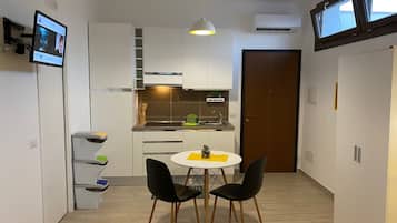 Eolo | Cocineta privada | Refrigerador con congelador, microondas y tetera eléctrica