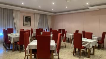 Sarapan lengkap setiap hari (EUR 4 per orang)