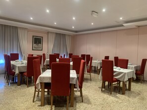 Daily full breakfast (EUR 4 per person)