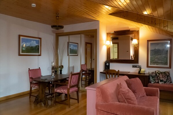 Suite presidencial | Edredones de plumas, caja fuerte, decoración individual