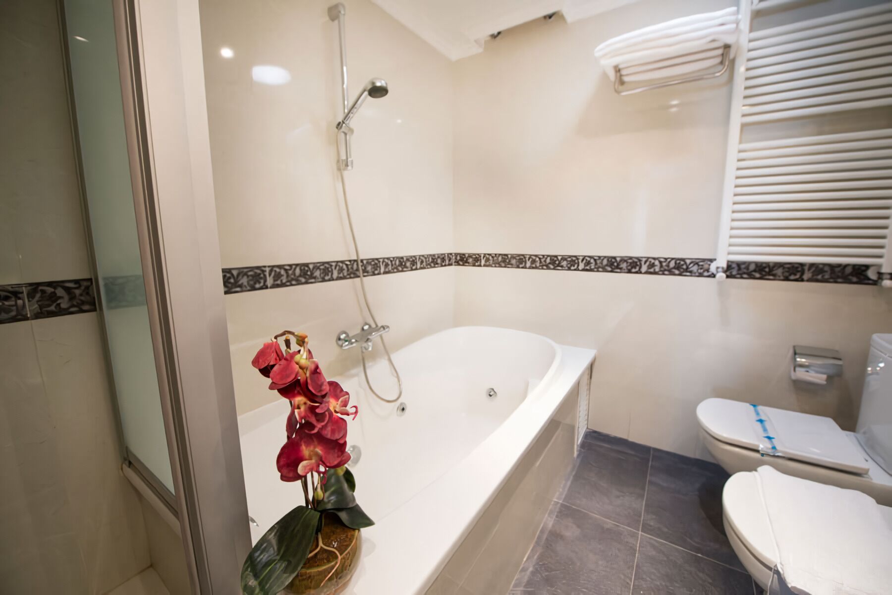 Junior suite | Badkamer | Een bubbelbad, een hydromassagedouche, gratis toiletartikelen