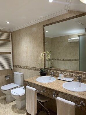 Presidential Suite | Bathroom | Jetted tub, hydromassage showerhead, free toiletries, towels - Hospederia La Cañada (Moralzarzal)
