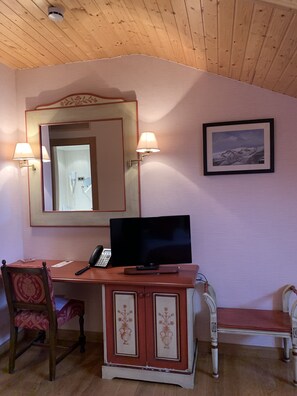 デラックス ダブルまたはツインルーム | 羽毛の掛け布団、セーフティボックス (室内)、客室ごとに異なる装飾、客室ごとに異なるインテリア