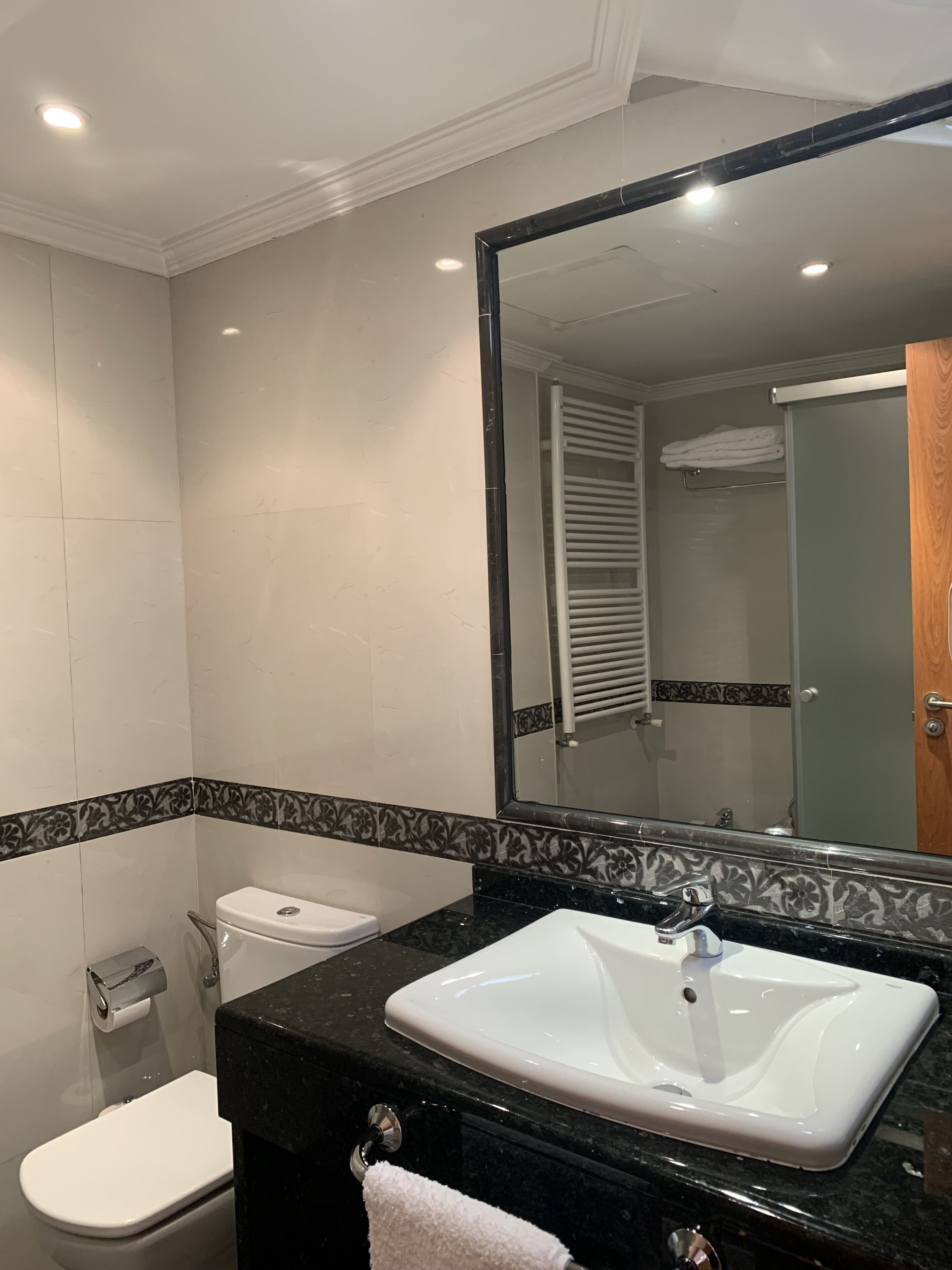 Comfort Double or Twin Room | Bathroom | Jetted tub, hydromassage showerhead, free toiletries, towels