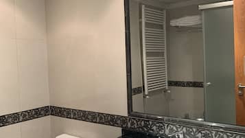 Comfort Double or Twin Room | Bathroom | Jetted tub, hydromassage showerhead, free toiletries, towels