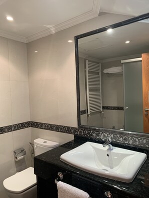 Comfort Double or Twin Room | Bathroom | Jetted bath, hydromassage showerhead, free toiletries, towels