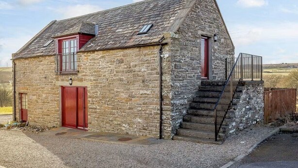 A stone building with a red door and a small staircase leading to a loft. - Gorgeous NC500 getaway in the Highlands, 30 miles - John O'Groats Sleeps up to 6 (Latheronwheel)