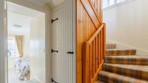 A staircase with wooden railings and plaid carpeted steps. - Gorgeous NC500 getaway in the Highlands, 30 miles - John O'Groats Sleeps up to 6 (Latheronwheel)