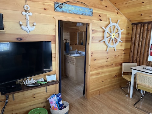 Canary Cottage: Lakeside, Boat Slip, Beach, Family Friendly