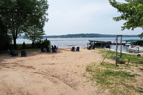 Canary Cottage: Lakeside, Boat Slip, Beach, Family Friendly