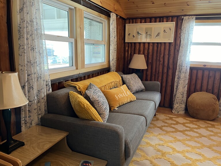 Canary Cottage: Lakeside, Boat Slip, Beach, Family Friendly - Michigan