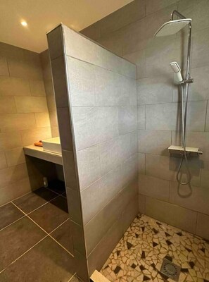 Secadora de cabello, toallas, jabón, papel de baño 