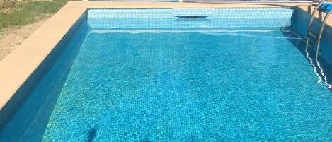 Una piscina al aire libre de temporada (de 09:00 a 20:00), sombrillas