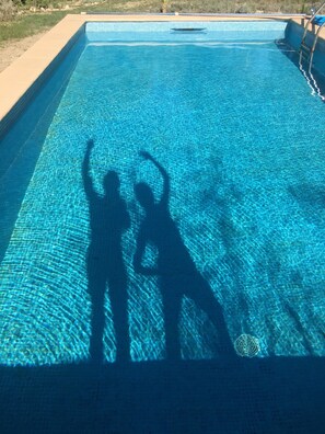 季節性室外游泳池，開放時間為 09:00 至 20:00，提供泳池遮陽傘和日光浴躺椅